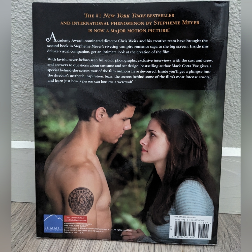 Price⬇️New Moon Illustrated Movie Companion - Picture 2 of 4